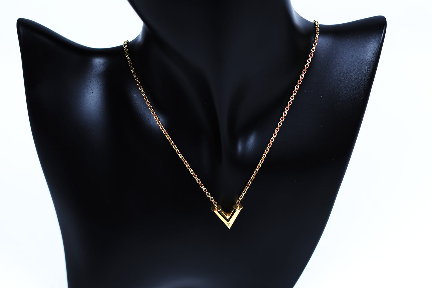 Louis Vuitton Essential V necklace